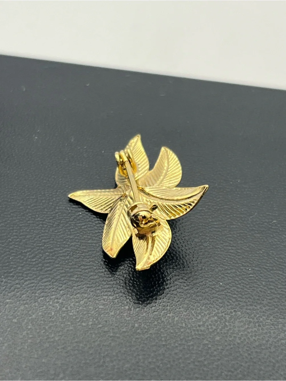 Gold tone faux pearl vintage flower leaves brooch pin